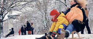 Seltener Spaß. Hier im Volkspark Friedrichshain im Jahr 2005. Rodelfans in Berlin und Brandenburg müssen sich meist jahrelang gedulden, bevor sie zu Hause mal wieder mit „Juhuuu“ und „Bahn frei!“ die Hänge hinabsausen können. a