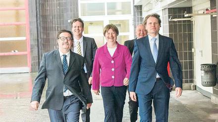 Das Jahresendzeitteam mit Christoph Jungmann (M.) als Angela Merkel. 