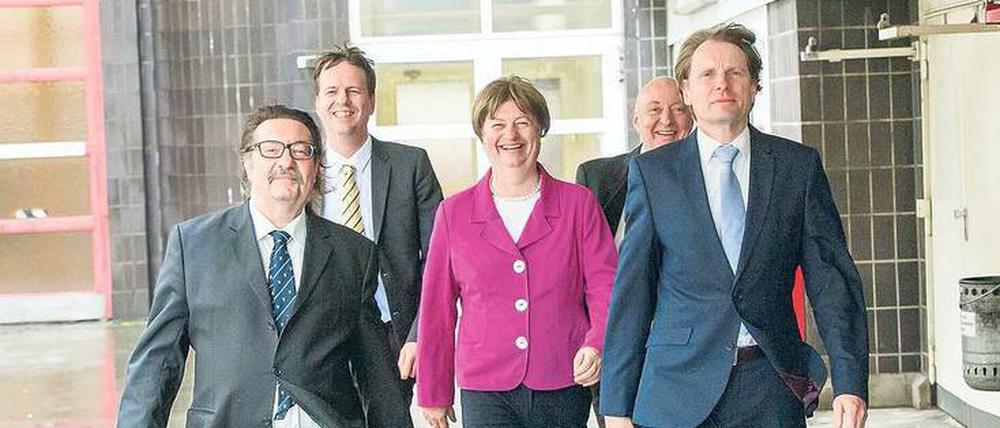 Das Jahresendzeitteam mit Christoph Jungmann (M.) als Angela Merkel.