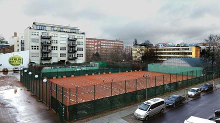 Begehrtes Gelände. Um diese Tennisplätze geht es: Noch bis Ende 2019 läuft der Vertrag des TC Mitte an der Melchiorstraße 19. Rechts sieht man die Halle, die der Verein gebaut hat.