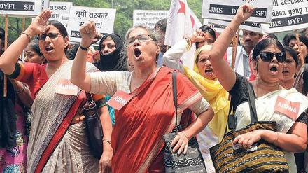 Aktivistinnen demonstrieren in Indien gegen Männergewalt. 