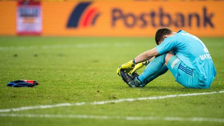 Hamburgs Torwart Christian Mathenia sitzt nach der Partie auf dem Boden. Hamburg verliert das Spiel mit 1:3. 