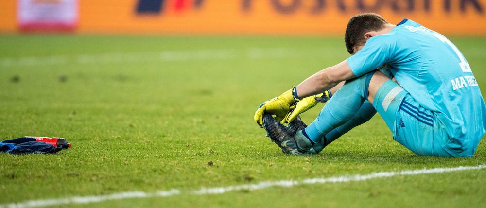 Hamburgs Torwart Christian Mathenia sitzt nach der Partie auf dem Boden. Hamburg verliert das Spiel mit 1:3. 