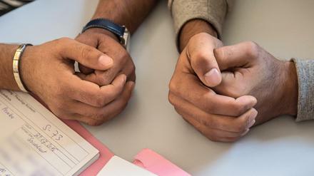 Immer weniger geflüchtete Menschen kommen nach Deutschland - und immer weniger sollen bleiben. Jetzt gibt es erhöhte Rückkehrprämien für alle, die freiwillig gehen. 