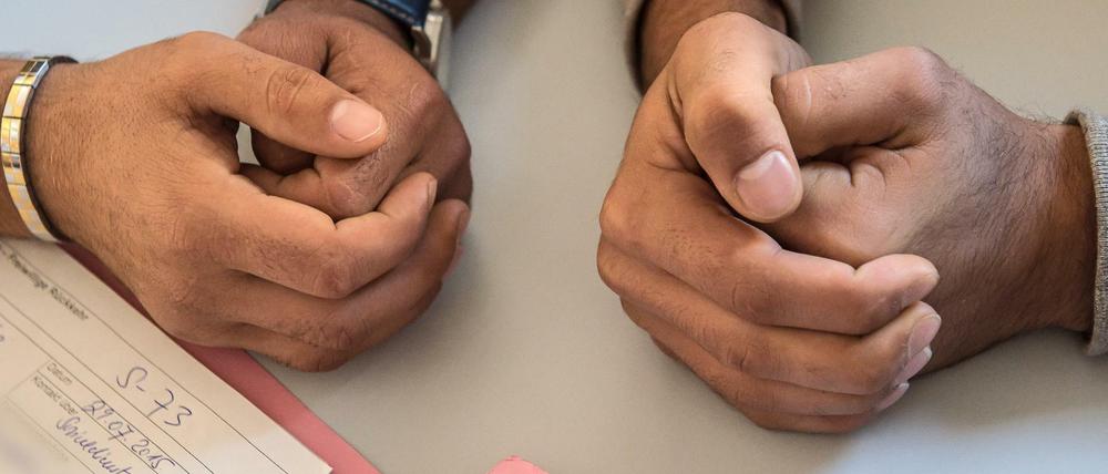 Immer weniger geflüchtete Menschen kommen nach Deutschland - und immer weniger sollen bleiben. Jetzt gibt es erhöhte Rückkehrprämien für alle, die freiwillig gehen. 