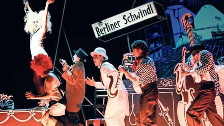 Liebe im Großstadtgetriebe. Szene aus "Alles Schwindel" im Maxim Gorki Theater.