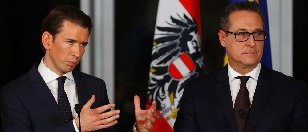 Der neue österreichische Kanzler Sebastian Kurz (l.) und FPÖ-Chef Heinz-Christian Strache bei der Pressekonferenz am Samstag.