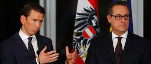 Der neue österreichische Kanzler Sebastian Kurz (l.) und FPÖ-Chef Heinz-Christian Strache bei der Pressekonferenz am Samstag.