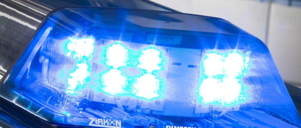 Bei der Explosion handele es sich nach Polizeiangaben mutmaßlich um Feuerwerkskörper, die in einer Plastiktüte steckten. 