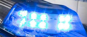 Bei der Explosion handele es sich nach Polizeiangaben mutmaßlich um Feuerwerkskörper, die in einer Plastiktüte steckten. 