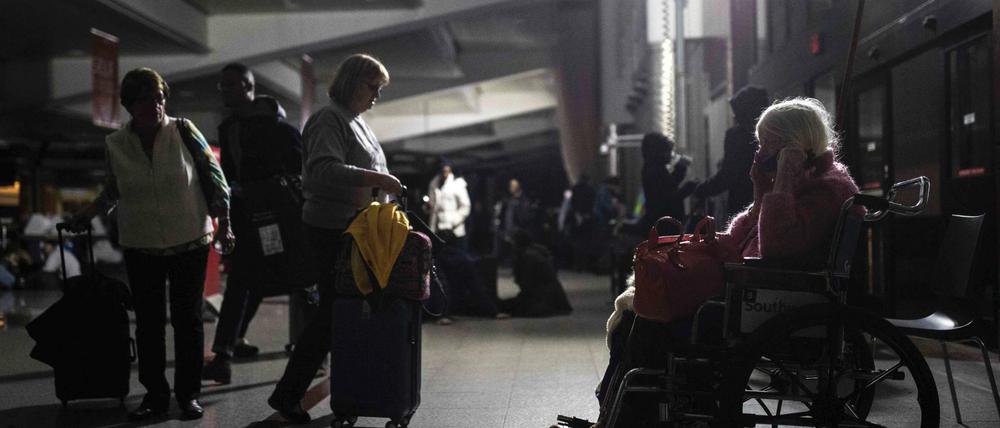 Am Flughafen in Atlanta saßen viele Passagiere im Dunkeln.
