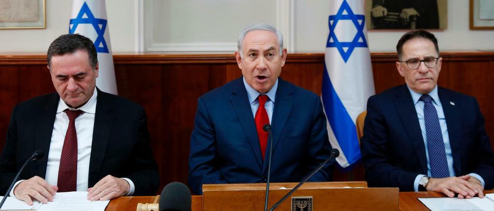 Israels Premierminister Benjamin Netanyahu (Mitte) bei einer Kabinettssitzung 