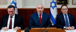 Israels Premierminister Benjamin Netanyahu (Mitte) bei einer Kabinettssitzung 