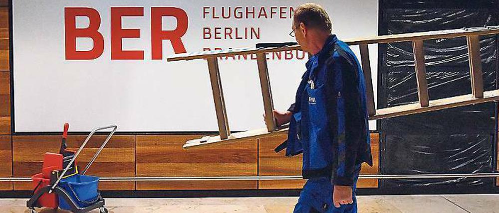 Saubere Sache. Auch wenn sonst nichts funktioniert am leisesten Flughafen der Republik – geputzt wird am BER wenigstens regelmäßig.