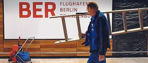 Saubere Sache. Auch wenn sonst nichts funktioniert am leisesten Flughafen der Republik – geputzt wird am BER wenigstens regelmäßig.