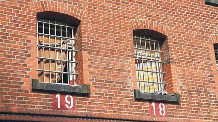 Hinter Gittern. Wenn Strafgefangene auch nach Ende ihrer Haft als Bedrohung der Allgemeinheit gelten, kann die Sicherungsverwahrung als unbegrenzte „Haft nach der Haft“ verhängt werden. 