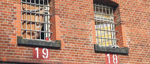 Hinter Gittern. Wenn Strafgefangene auch nach Ende ihrer Haft als Bedrohung der Allgemeinheit gelten, kann die Sicherungsverwahrung als unbegrenzte „Haft nach der Haft“ verhängt werden.