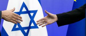 Auch die "Verunglimpfung" von Israels Flagge wäre ein möglicher Straftatbestand.