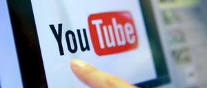 Die YouTube-Kanäle enthielten Musikvideos aus Alben, die von der Bundesprüfstelle für jugendgefährdende Medien indiziert worden waren.