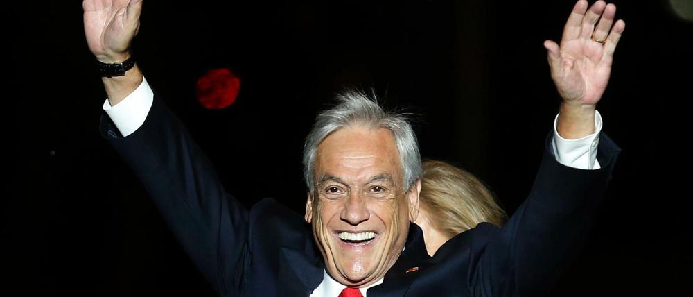 Der konservative Kandidat Sebastian Pinera jubelt nach Bekanntgabe seines Sieges bei der Präsidentenwahl in Chile.