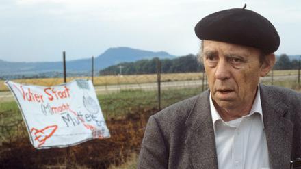 Heinrich Böll 1983 bei der Blockade des US-Raketendepots in Mutlangen.