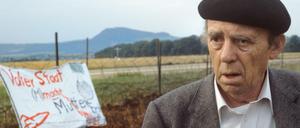 Heinrich Böll 1983 bei der Blockade des US-Raketendepots in Mutlangen.