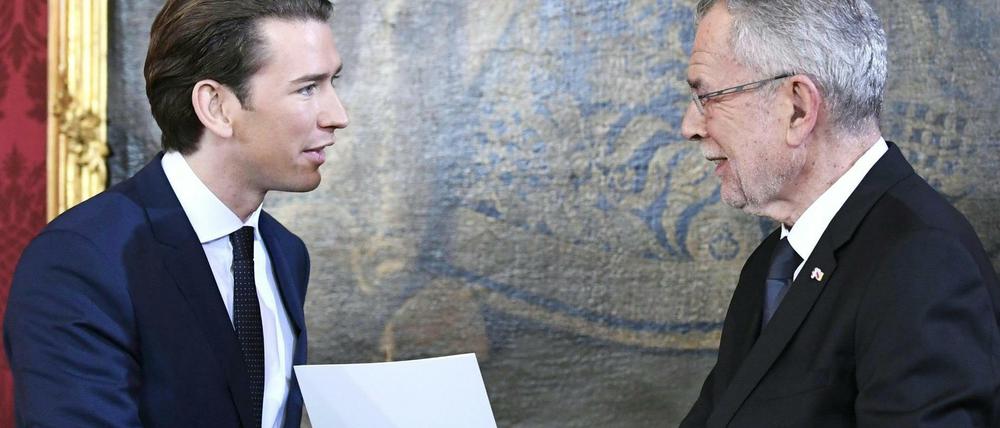 Bundespräsident Alexander Van der Bellen (rechts) vereidigt am Montag Sebastian Kurz zum Bundeskanzler.