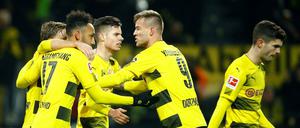 Anschluss gefunden. Die Dortmunder Spieler feiern den Ausgleichstreffer.