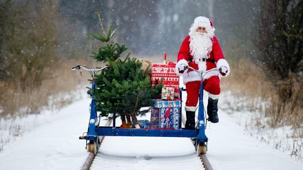 Der Weihnachtsmann kommt mit den Geschenken.