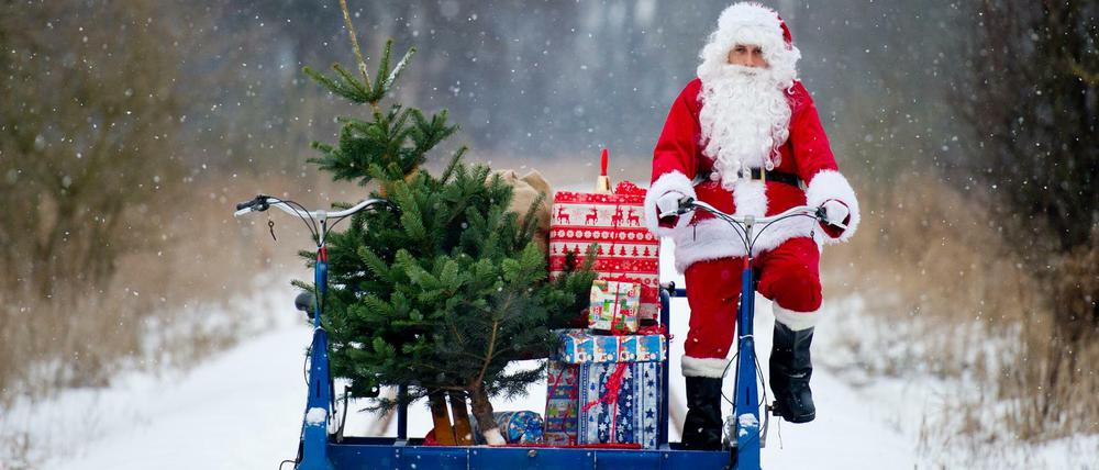 Der Weihnachtsmann kommt mit den Geschenken.