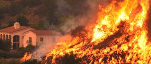 Die Brände in Kalifornien bedrohen immer mehr Wohnhäuser - wie hier in Santa Barbara.