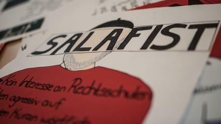Ein von Schülern gemaltes Plakat zu “Salafismus“.