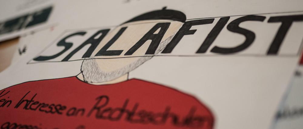Ein von Schülern gemaltes Plakat zu “Salafismus“.
