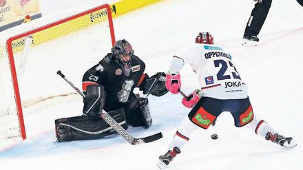 Mit Schutzhelm, Schläger und Schoner. Der Nürnberger Torhüter Andreas Jenike (l) im Oktober dieses Jahres beim Penalty gegen den Berliner Thomas Oppenheimer. 