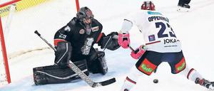 Mit Schutzhelm, Schläger und Schoner. Der Nürnberger Torhüter Andreas Jenike (l) im Oktober dieses Jahres beim Penalty gegen den Berliner Thomas Oppenheimer. 
