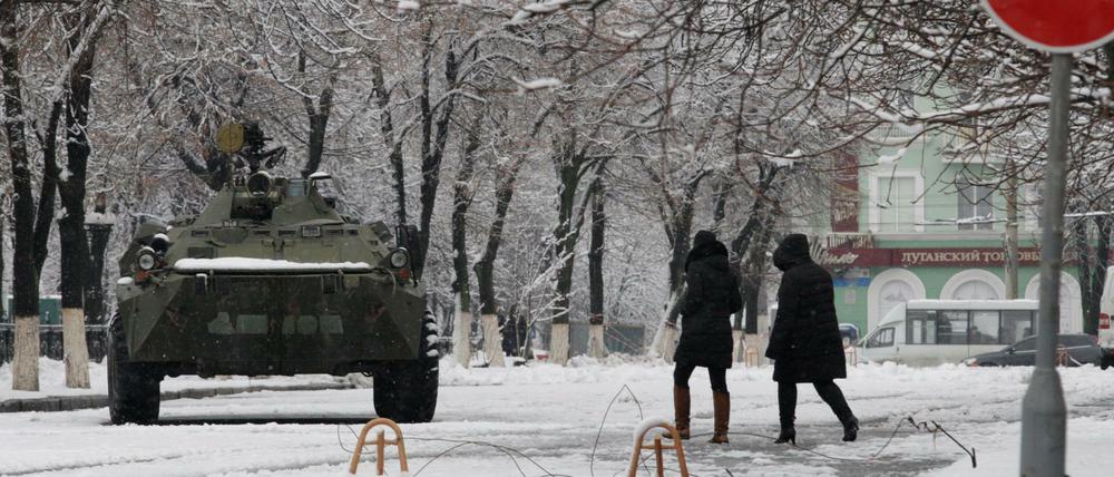 Panzer patroullieren durch die von den Rebellen beherrschte Stadt Luhansk.