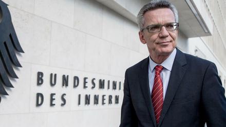 Bundesinnenminister Thomas de Maiziere (CDU) vor dem Innenministerium in Berlin.