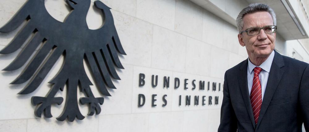 Bundesinnenminister Thomas de Maiziere (CDU) vor dem Innenministerium in Berlin.