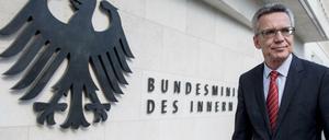 Bundesinnenminister Thomas de Maiziere (CDU) vor dem Innenministerium in Berlin.