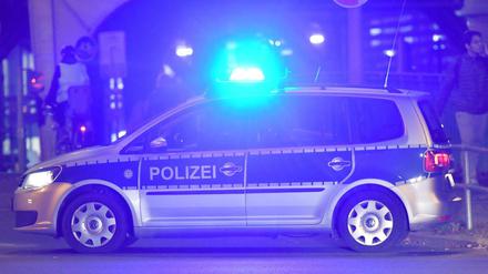 Bei einem Einsatz in Neukölln wurden am Sonnabend zwei Polizeibeamte verletzt.