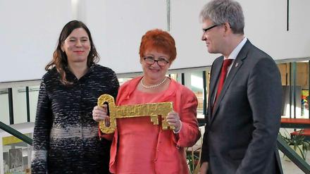 Senatorin Scheres und Bürgermeister Kleebank übergaben Bärbel Pobloth (Mitte) einen symbolischen Schlüssel.