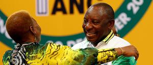 Cyril Ramaphosa (rechts) wird von einem ANC-Mitglied in den Arm genommen.