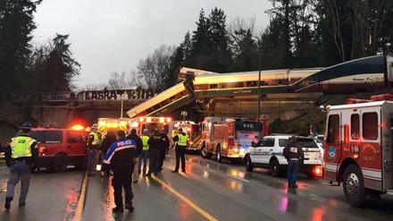 In Tacoma in der Nähe von Seattle ist ein Zug entgleist und teilweise auf eine Autobahn gestürzt.