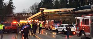 In Tacoma in der Nähe von Seattle ist ein Zug entgleist und teilweise auf eine Autobahn gestürzt.