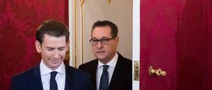 Österreichs Kanzler Kurz (ÖVP, links) und sein Vize-Kanzler Strache (FPÖ) treten beim Bundespräsidenten zu ihrer Angelobung an.