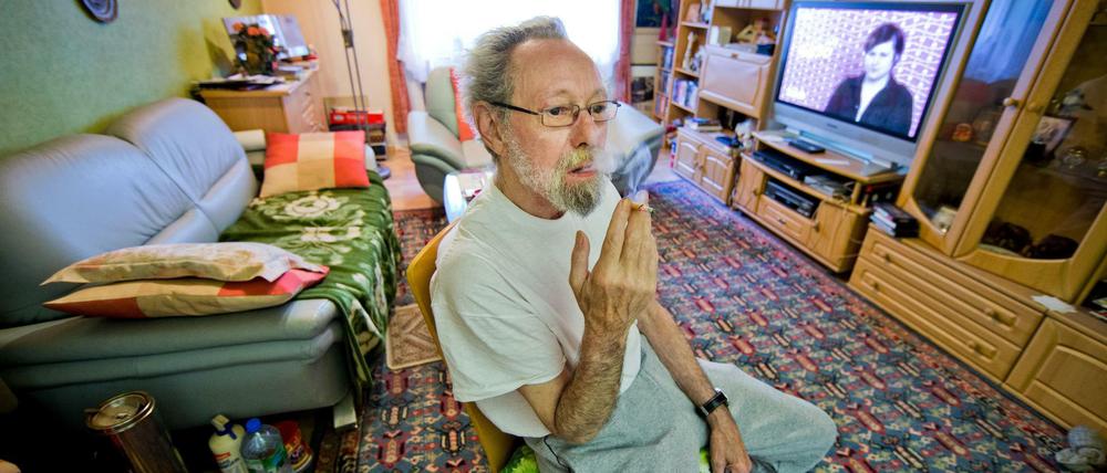 Raucher Friedhelm Adolfs sitzt am 17.07.2013 rauchend in seiner Wohnung in Düsseldorf.