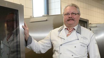 Peter Griebel sorgt dafür, dass es den Gästen von Frank Zander schmeckt. Eine logistische Meisterleistung.  