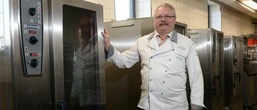 Peter Griebel sorgt dafür, dass es den Gästen von Frank Zander schmeckt. Eine logistische Meisterleistung.