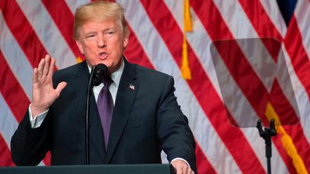 US-Präsident Donald Trump liest von einem Teleprompter ab. 