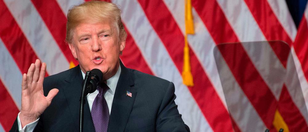 US-Präsident Donald Trump liest von einem Teleprompter ab. 